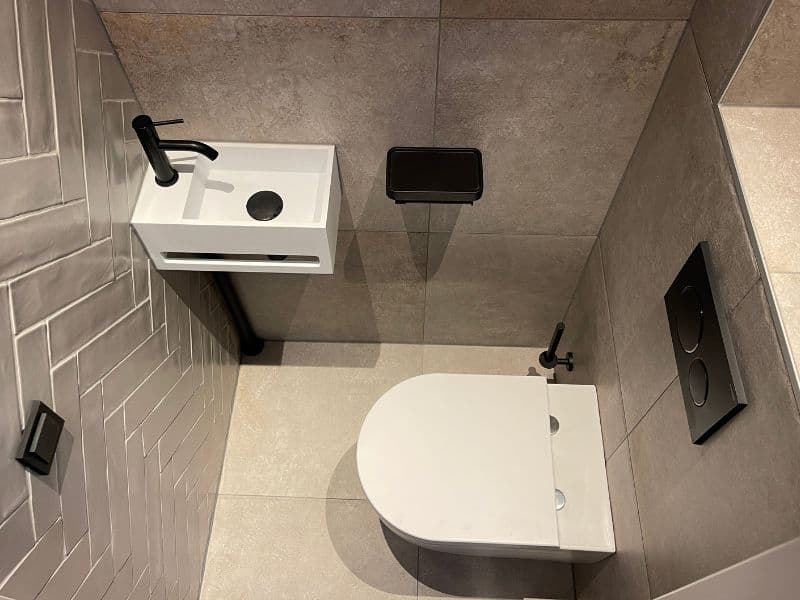 Klassiek toilet met lambrisering