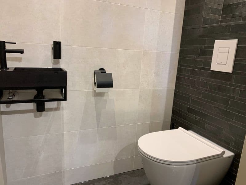 Complete renovatie van een toilet ruimte