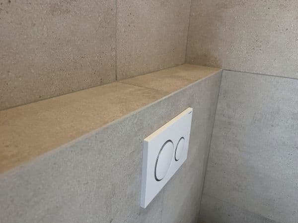 Professioneel toilet tegelwerk met perfecte afwerking