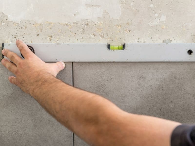 Nieuwe tegels bij toilet renovatie